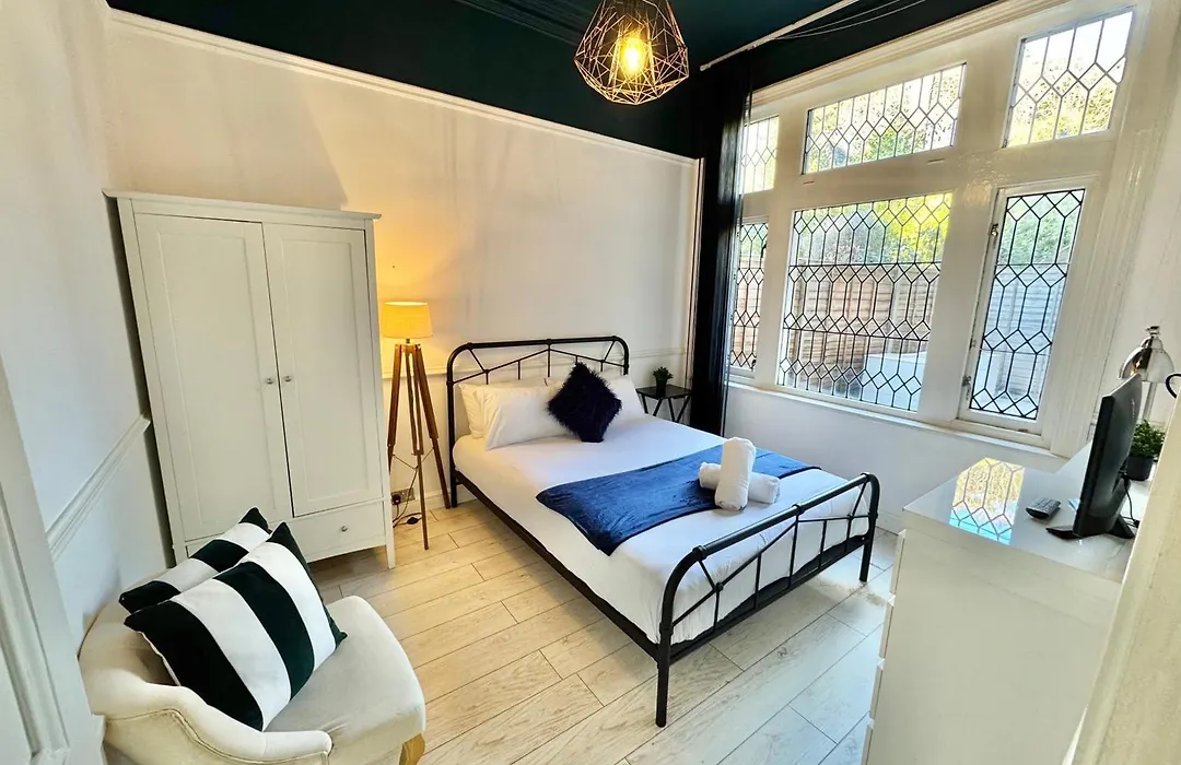 Spacious Bournemouth Apartment - Close To Town Centre And Beach - Free Parking - Sleeps 6-1
