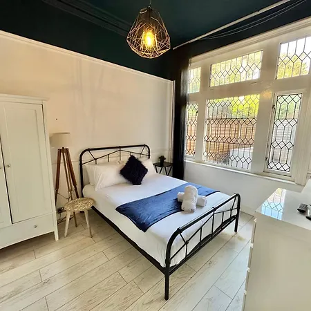 Spacious Bournemouth Apartment - Close To Town Centre And Beach - Free Parking - Sleeps 6-2